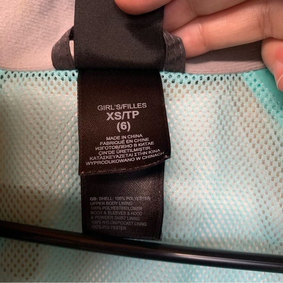 Girls North Face Rain Jacket - Picture 6 of 8